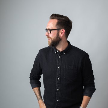 Versicherungsmakler schaut auf die Seite