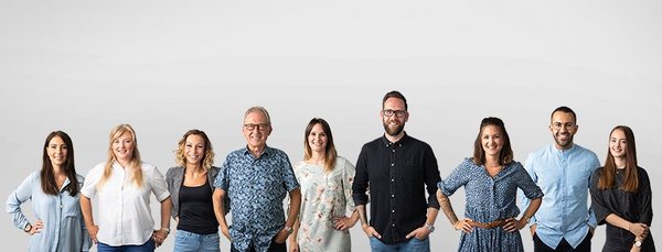 Teambild mit vielen Mitarbeitern der Agentur